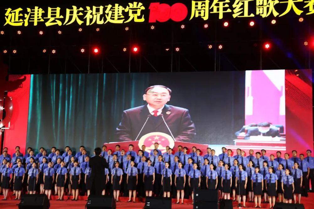 寒夜网布卷入车轮被困梁子湖交警暖心救助